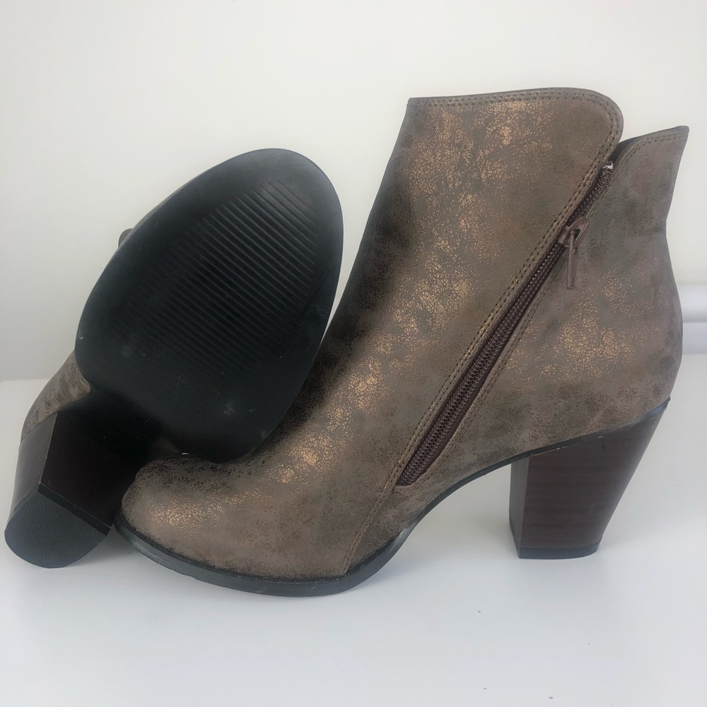 Charles Albert ankle booties gold brown distressed size 9